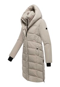 Beige Daunenjacke mit hohem Kragen und übergroßer Kapuze, mit Reißverschluss, Seitentaschen und schwarzen Bündchenakzenten. Gestepptes Muster über die gesamte Fläche.