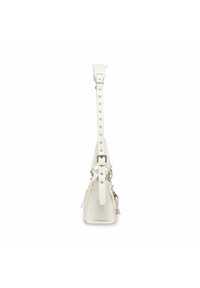 Borsa a mano in pelle bianca con forma strutturata, tracolla regolabile con borchie, accessori in argento e frange ai lati.
