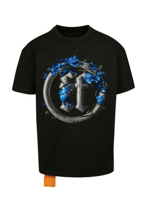 T-shirt en coton noir avec un grand graphisme de lettres argentées entourées de fleurs bleues et de feuilles vertes. Comprend une étiquette orange à l'ourlet.