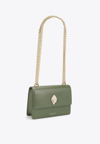 Borsa a tracolla in pelle verde con una tracolla a catena dorata. Presenta una chiusura che ricorda una conchiglia e un logo impresso sul davanti. Forma rettangolare.