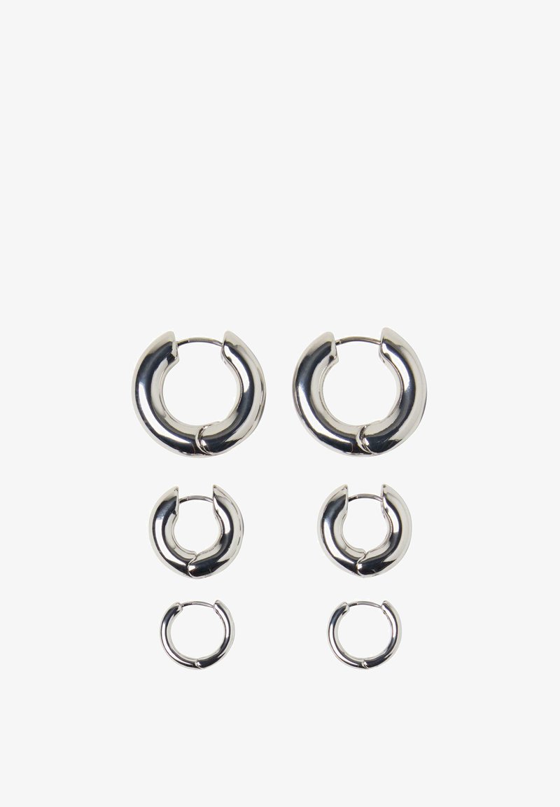 Sølv hoops øreringe i tre størrelser, med en poleret overflade og cirkulært design med klipslukning. Glat tekstur og moderne form.