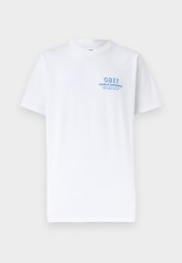 Λευκό T-shirt κοντούς μανίκες με στρογγυλή λαιμόκοψη και μικρό μπλε κείμενο "OBEY HOUSE OF SUBVERSION" μαζί με ονόματα πόλεων στο άνω αριστερό μέρος του στήθους.