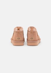 UGG CLASSIC ULTRA MINI - Botas de inverno - arroya