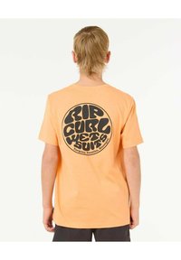 Oranges Baumwoll-T-Shirt mit einem großen runden schwarzen Grafik mit dem Text "RIP CURL Neoprenanzug" auf der Rückseite, kurzen Ärmeln und einer lockeren Passform.