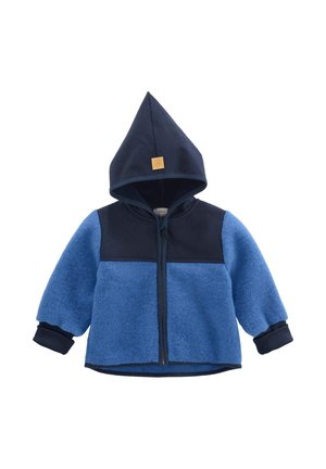 Blaue und marineblaue Fleecejacke mit Kapuze, Reißverschluss und gerippten Bündchen. Mit einem quadratischen Etikett auf der Kapuze. Weiche Textur, uni Farbdesign.