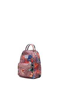 Plecak w kwiatowy wzór z różowym tłem, z przednią kieszenią na zamek, dwoma szelkami oraz małym uchwytem na górze.