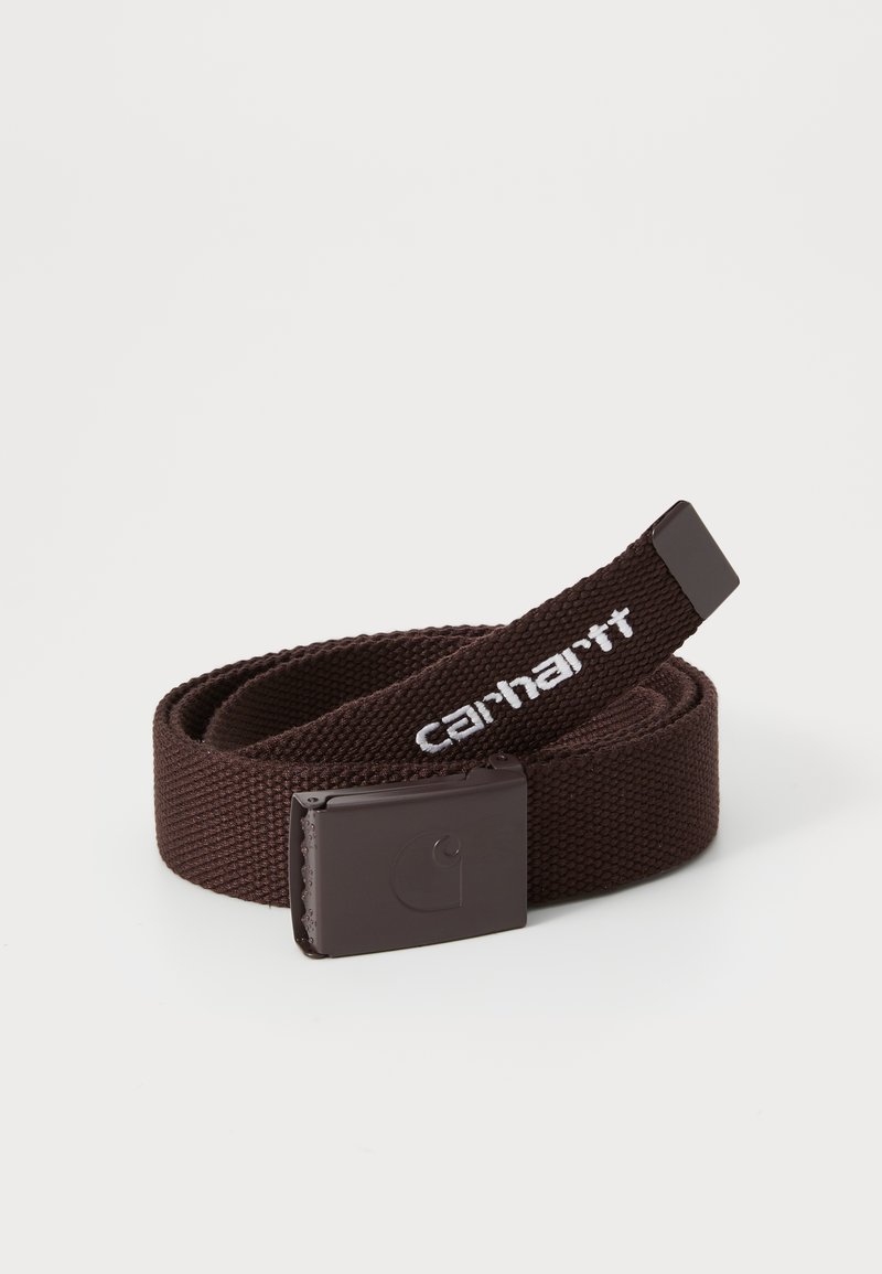 Bruine gevlochten riem met een solide bruine metalen gesp. Bevat het witte "Carhartt" logo op de band, met een textuur oppervlak en platte vorm.