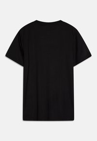 Svart kortärmad T-shirt med rund hals, tillverkad av ett slätt tyg, med en avslappnad passform och utan ytterligare detaljer eller mönster.