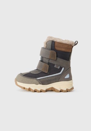 Stivale invernale grigio per bambino con fodera in pelliccia crema, due cinturini in velcro, suola testurizzata e dettagli marroni e riflettenti su sfondo bianco.