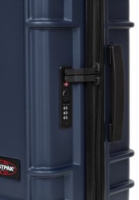 Marinblå hårdresväska med texturerad yta, svart dragkedja, TSA-kombinationslås och sidhandtag för ett enkelt grepp.