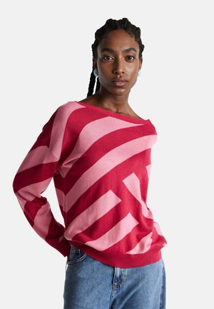 Rood en roze gestreepte trui met een wijde halslijn, lange mouwen en ribbelboord, gemaakt van een zachte brei stof. Draag het over een blauwe spijkerbroek.
