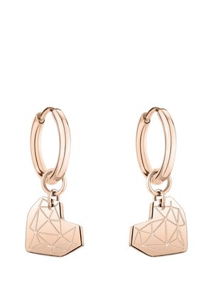 Roségoldene Creolen mit hängenden, geometrischen herzförmigen Anhängern, die ein geätztes Linienmuster auf weißem Hintergrund zeigen.