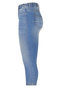 Jeans en denim bleu clair avec une taille élastique, un design ajusté, deux poches arrière et un léger rétrécissement au niveau de la cheville.