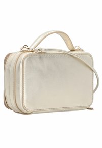 Metaliczna złota torebka o prostokątnym kształcie, z podwójnymi suwakami i krótkim uchwytem; posiada odpinany pasek na ramię dla większej wszechstronności.