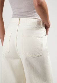Thumbnail Image 3