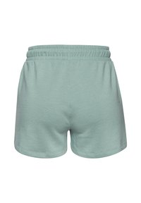 Minti zaļas šorti, izgatavoti no mīkstas auduma, ar elastīgu jostasvietu un vienkāršu dizainu bez kabatām vai dekoratīviem elementiem.