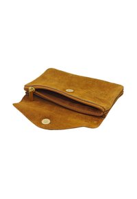 Pochette en suédine marron au design plat, dotée d'une fermeture éclair et d'un bouton-pression. Texture douce avec une doublure intérieure lisse.