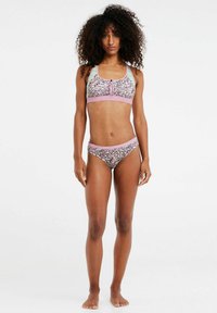 Bralete i bikini set s cvjetnim uzorkom u svijetloružičastim akcentima od meke tkanine. Bralete ima mali prednji mašnicu i podešljive naramenice.