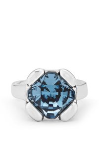 Bague en argent avec une pierre précieuse bleue en forme de hexagone au centre, présentant un design facetté et un contour lisse. Des accents en forme de pétales de fleurs entourent la pierre.
