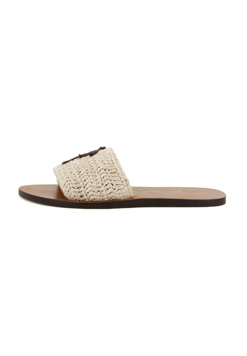Sandale glissière en paille tissée avec une semelle en cuir beige, présentant un dessus blanc texturé et une accentuation foncée en haut pour un détail supplémentaire.