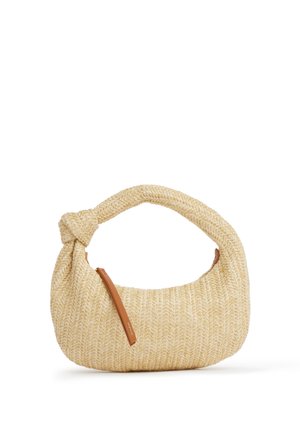 Borsa beige intrecciata con manico annodato e piccolo tirazip in pelle marrone su sfondo bianco.