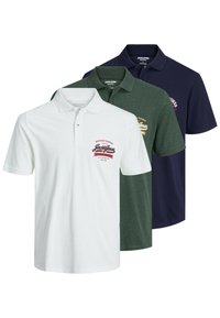 Drei Poloshirts in Weiß, Grün und Marineblau. Jedes Shirt hat einen Kragen und ein Logo auf der Brust. Der Stoff wirkt glatt und leicht.