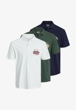 Drei Poloshirts in Weiß, Grün und Marineblau. Jedes Shirt hat einen Kragen und ein Logo auf der Brust. Der Stoff wirkt glatt und leicht.