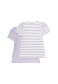 Två t-shirts: en i ensfärgad lavendel, en vit med lavendelfärgade ränder. Båda har korta ärmar och rund halsringning. Mjuk bomullstyg.
