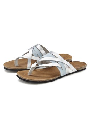 Riemchensandalen mit silbernen und hellblauen synthetischen Riemen über einer gepolsterten braunen Fußsohle und einer schwarzen Gummisohle.