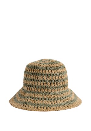 Chapeau seau au crochet avec des rayures alternées beige et vert et un bord légèrement évasé.