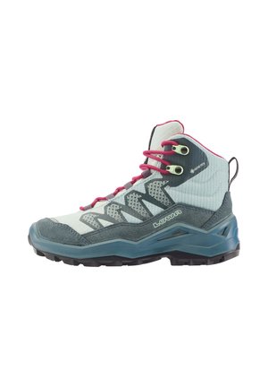 Scarpa da trekking grigio chiaro e verde acqua con lacci rosa, suola testurizzata e marchio Gore-Tex per protezione impermeabile.