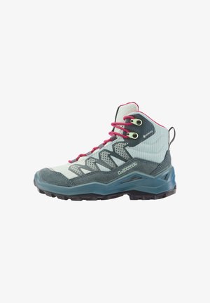 Scarpa da trekking grigio chiaro e verde acqua con lacci rosa, suola testurizzata e marchio Gore-Tex per protezione impermeabile.