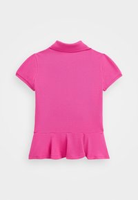 Camisa polo de color rosa brillante, de manga corta y con un dobladillo con volantes, exhibida de forma plana desde la parte posterior sobre un fondo blanco.