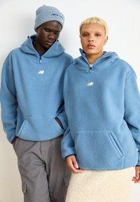 New Balance HOOPS UNISEX - Kapuzenpullover - heron blue