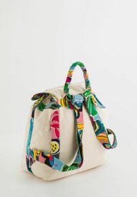 Bolsa de lona con correas de patrón vibrante en verde, rosa y azul. Presenta un cierre de cordón y una forma estructurada.