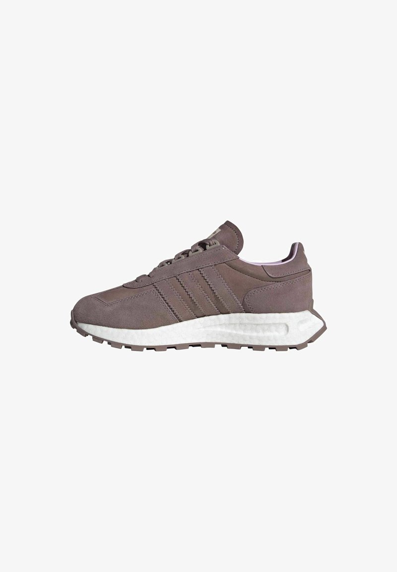 Sneakers in brown suede with a white cushioned midsole. Features three stitched stripes on the side and a textured rubber outsole.