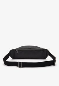 Sac banane noir en tissu texturé avec une poche zippée. Il dispose d'une large sangle réglable et d'un design simple et arrondi.