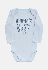 Bodysuit de bebé de manga larga en azul claro, hecho de una tela suave. Presenta el texto "El pequeño de mamá" en azul oscuro, con un pequeño acento de estrella.