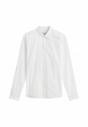 Chemise blanche à manches longues avec boutons, col pointu et tissu texturé sur un fond blanc uni.