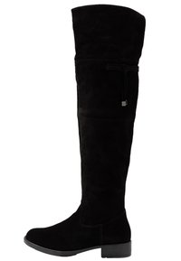 Bota de ante negra hasta la rodilla con suela plana, que presenta una punta redondeada y un detalle de lazo en la parte superior para un ajuste ajustable.