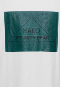 Weißes T-Shirt mit einem grünen grafischen Aufdruck eines Dreiecks mit Konturlinien, auf dem der Text "HALO OFF DUTY GEAR" in Schwarz zu sehen ist.