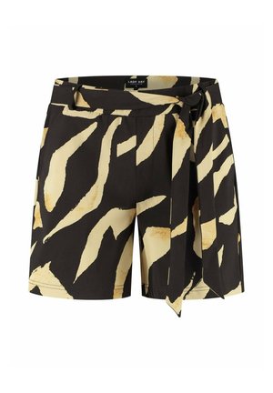 Zwarte shorts met een beige abstract penseelstrekenpatroon en een bijpassende stoffen riem gestrikt in een strik in de taille.