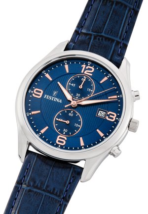 Montre ronde en acier inoxydable avec un cadran texturé bleu, des accents en or rose, des sous-cadrans chronographe et un bracelet en cuir texturé bleu foncé.