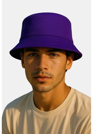 Paarse emmerhoed van gestructureerde stof met een brede rand en subtiele stikseldetails, gecombineerd met een shirt in een neutrale kleur.