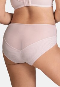 Lichtroze mesh en stoffen hoge taille slips met een gladde textuur, voorzien van doorschijnende zijkanten en een subtiel gestreept patroon.