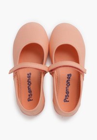 Bailarinas de color melocotón con una tela texturizada, punta redonda y tira ajustable. La marca "Pisamonas" está impresa en el interior.