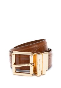 Ruskea krokotiilitekstuuri nahkavyö, jossa on kultasävytteinen suorakulmainen solki, johon on kaiverrettu Michael Kors.