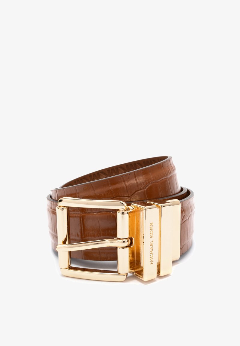 Brun läderbälte med krokodiltextur som är rullat med ett guldtonat rektangulärt spänne gravyrerat med Michael Kors.