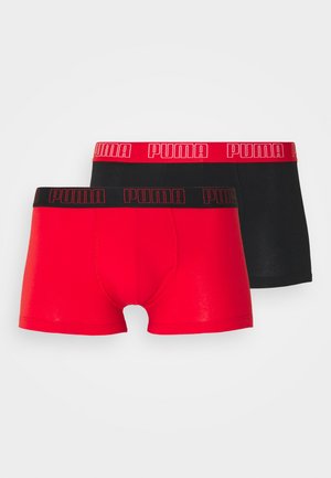 Bóxer rojos y negros con cinturillas elásticas que presentan el logo de Puma en colores contrastantes. Tela suave con un diseño ajustado.