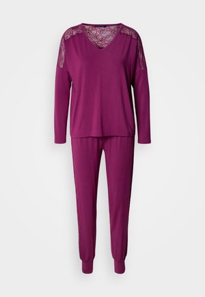 Ensemble de vêtements d'intérieur violet avec un haut à manches longues, orné d'empiècements en dentelle et d'un col en V, assorti à un pantalon fuselé avec des poignets élastiqués.